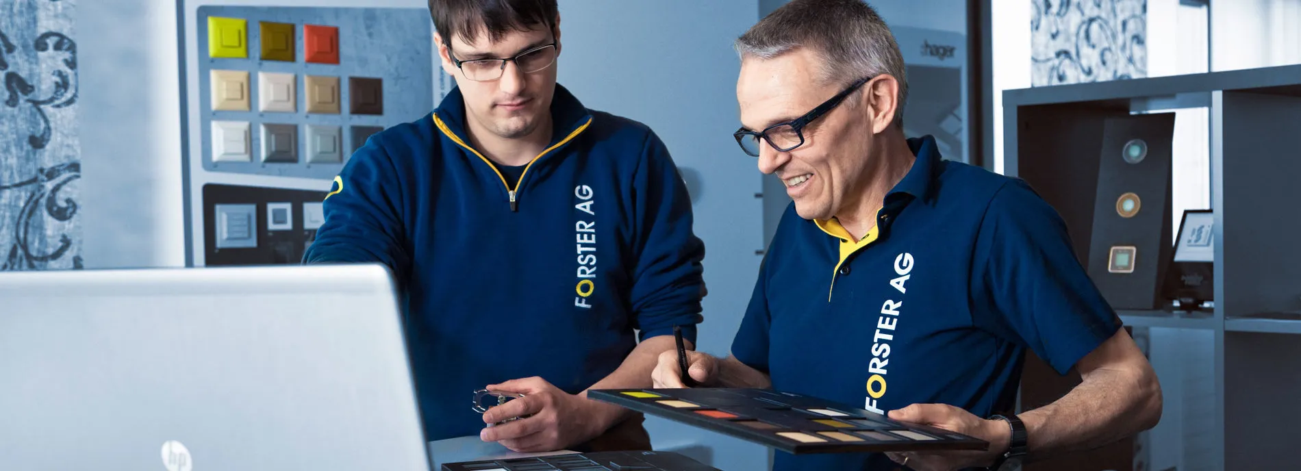 Forster-Mitarbeiter beraten im Showroom zu Schaltern und Lichtfarben