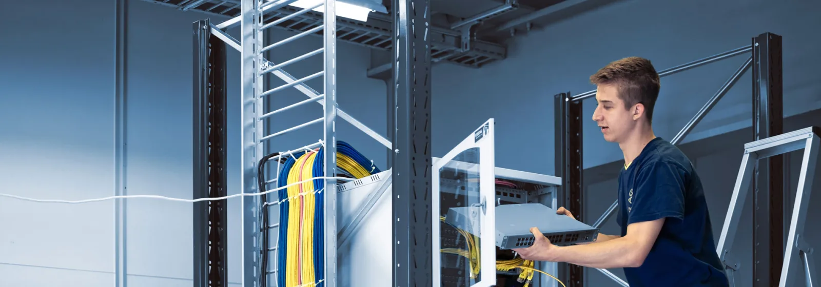 Lernender von Forster Stromideen bei der Telematik-Installation