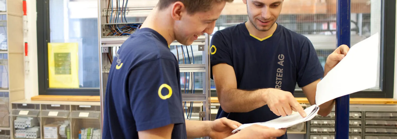 Lernende von Forster Stromideen bei der Arbeit